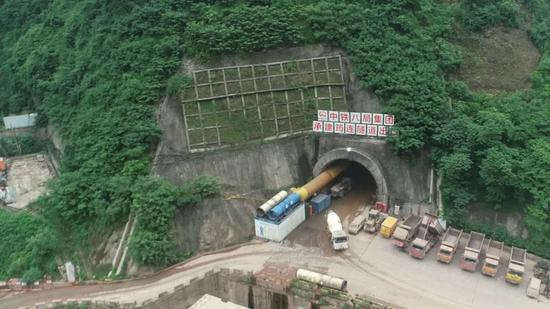 渝昆高铁筠连隧道出口.jpg
