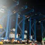 7天完成15台场桥设备装运，是“振华速度”的完美呈现