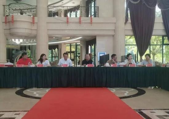 参会领导与企业代表沟通交流