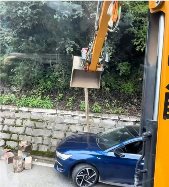 温向普自驾过程中经常救助路上被困车辆