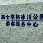 根据国内外成功经验，一个人或者小型矿业公司如何才能成功投资矿业、赚到大钱？主要有哪些途径，其操作方式是什么？