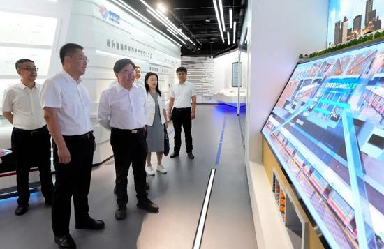 参观展厅.jpg