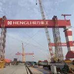 振华重工承建的2000T恒力龙门吊3号机完成提升作业