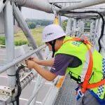 公路运营公司成都项目管理部ETC门架补光灯智能改造出新招