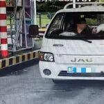 司机准备付费下高速，杭州收费员：“免单！”
