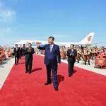 習(xí)近平率中央代表團(tuán)抵達(dá)烏魯木齊出席新疆維吾爾自治區(qū)成立70周年慶?；顒? title=