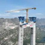 花江峽谷大橋建成通車，中聯(lián)重科塔機助力“世界第一高橋”云端跨越