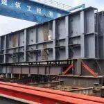 上海电力承建的3300吨龙门吊完成提升塔架大梁拼装工作