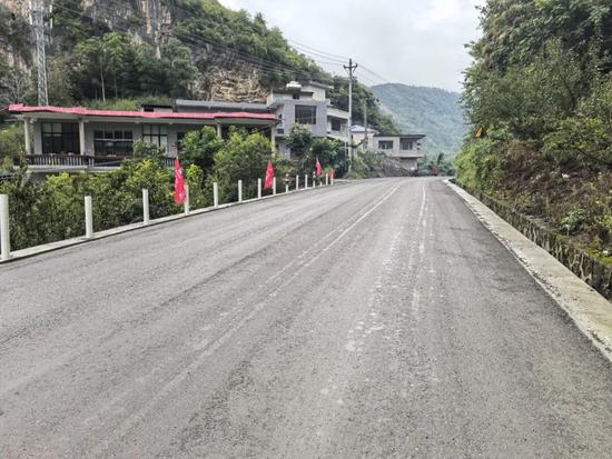 完成后的路面-2.jpg
