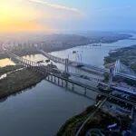 我國西南第一跨度高鐵鋼混結(jié)合梁斜拉橋貫通