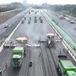 出租25米长臂挖掘机相关精彩文章--双向10车道,25米摊铺宽度,沪武高速连破历史纪录! 双向10车道,25米摊铺宽度,沪武高速连破历史纪录!