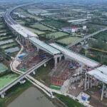 巨橋轉(zhuǎn)身！直擊萬噸大橋“空中芭蕾”跨越武黃鐵路