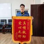 瑟瑟寒風(fēng)中，河鋼小伙路邊守了30分鐘！只為……