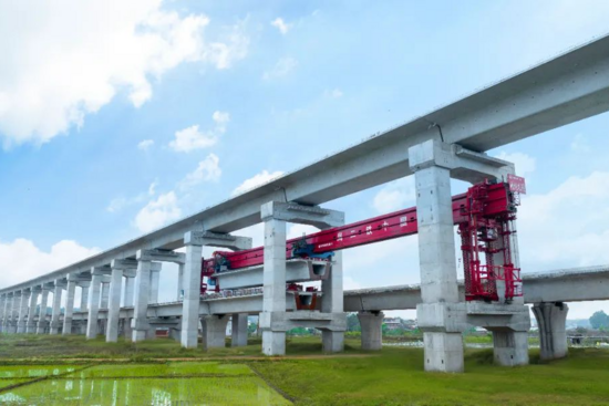 全球首台千吨级新能源架桥机“应龙号”.jpg