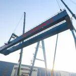 河南礦山2000t門式起重機試驗平臺主梁在公司智能產業園順利起吊