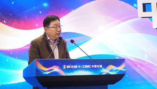 穿着西装笔挺的男子手里拿着伞

AI 生成的内容可能不正确。