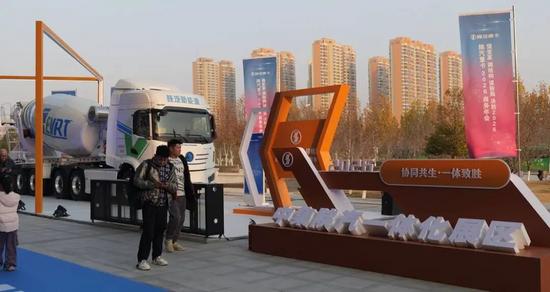 一群人站在卡车旁边

AI 生成的内容可能不正确。