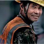 “平凡之光”川渝攝影名家為一線建設(shè)者塑像