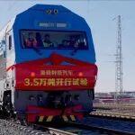 A2系列3.5吨内燃叉车相关精彩文章--世界首列3.5万吨级重载群组列车试验开行成功 世界首列3.5万吨级重载群组列车试验开行成功