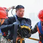 这些铁路人，上班时间“冬泳”？