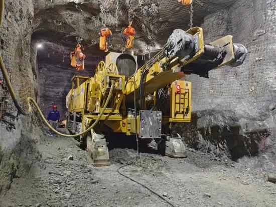 202310徐工XTR7360掘進機助力后坪磷礦 (10).jpg