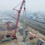 4000吨级履带式起重机助力九江石化百米高轻芳烃分离塔吊装就位！