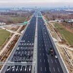 我國(guó)首個(gè)“六車(chē)道改十二車(chē)道”高速公路改擴(kuò)建項(xiàng)目建成通車(chē)