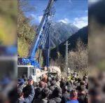 新年第一吊：太重汽車吊在318國道上的暖心救援