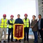 工地附近突發(fā)火情，他們秒變“救援隊(duì)”