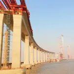 在249米高塔奏響新強(qiáng)音！柳工歐維姆完成青龍門特大橋首根斜拉索安裝任務(wù)