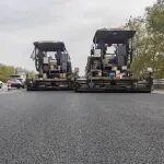 戴納派克灑布雙機(jī)并鋪+SEISMIC動(dòng)態(tài)壓實(shí)助力廣三高速超薄罩面工程品質(zhì)化升級(jí)