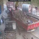 鋼絲繩斷裂，被吊物下小工死里逃生全過(guò)程...