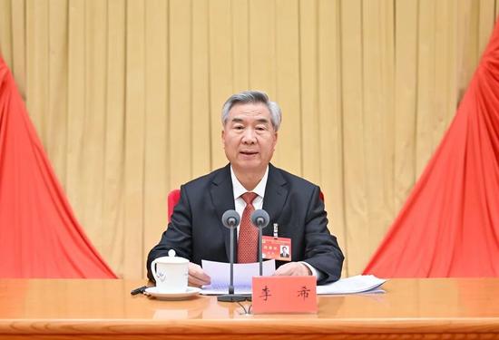 1月12日，中國共產(chǎn)黨第二十屆中央紀律檢查委員會第五次全體會議在北京開幕。中共中央政治局常委、中央紀律檢查委員會書記李希代表中央紀律檢查委員會常務(wù)委員會作題為《以更高標準、更實舉措推進全面從嚴治黨，為實現(xiàn)“十五五”時期目標任務(wù)提供堅強保障》的工作報告。