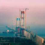 世界最長(zhǎng)跨海鐵路橋首座主塔封頂！