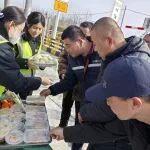 一碗熱湯、一個(gè)饅頭，是風(fēng)雪歸途中最實(shí)在的溫暖