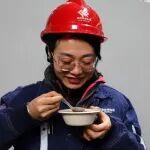 這一碗熱氣騰騰的臘八粥！神東這些員工喝上了，真甜真暖……