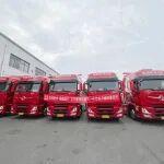 再獲信賴！首批搭載東風(fēng)康明斯燃?xì)庖惑w化動力鏈的東風(fēng)天龍GX pro交付上?？蛻? title=