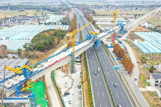 建設(shè)中的通甬高鐵控制性工程——跨S228蘇虞張公路128米連續(xù)梁.jpg