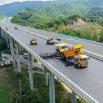 硬核實(shí)力！柳工攤壓機(jī)群"組團(tuán)出擊"，肇明高速建設(shè)跑出加速度