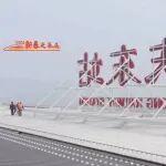 這些鐵路人在“超級(jí)大站”的屋頂上干什么？