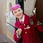 相向而行的列車上，列車長(zhǎng)在做什么？