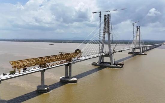 馬來(lái)西亞魯巴跨海大橋.jpg