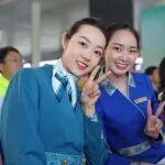 兩位不同國(guó)籍的列車(chē)長(zhǎng)，同穿藍(lán)色系制服！