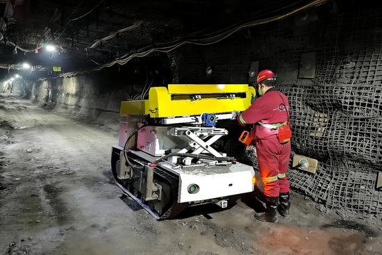 在634工作面，操作人員操作履帶式車載機(jī)械震源機(jī)，.jpg
