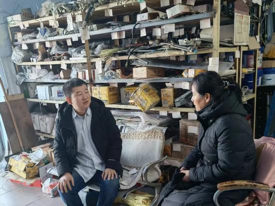 備件銷售工程師宋平在走訪一線拜訪客戶.jpg