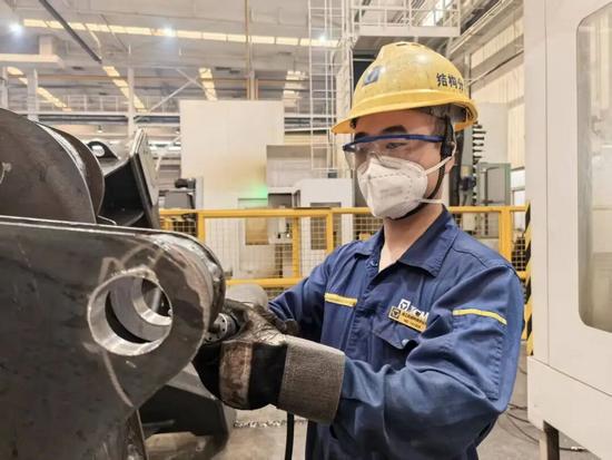 劉蒙：938W.(TR).5.1前車架焊接件，鏜孔工序完成后，需對孔口實(shí)施打磨倒角處理，消除孔邊毛刺與銳邊，保證孔口質(zhì)量符合技術(shù)規(guī)范要求。.jpg