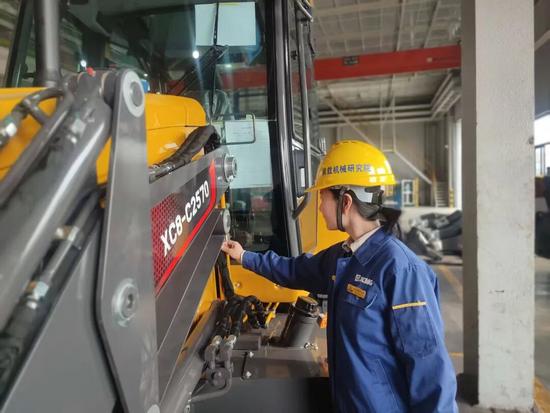 小型機(jī)結(jié)構(gòu)-小型機(jī)裝配車間內(nèi)，整機(jī)下線后工藝人員檢查管線路的裝配情況.jpg
