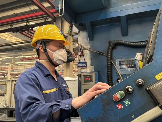下料及小型機(jī)結(jié)構(gòu)件分廠機(jī)加工工段員工正在進(jìn)行程序編寫調(diào)試程序.jpg