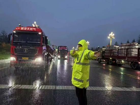 陜西交控西長分公司長武收費站副站長代紅超，大雨天進行車輛疏導(dǎo)保通。攝影 陳文龍.jpg