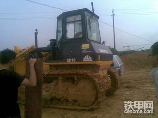 山推SD16搭救山推服务车